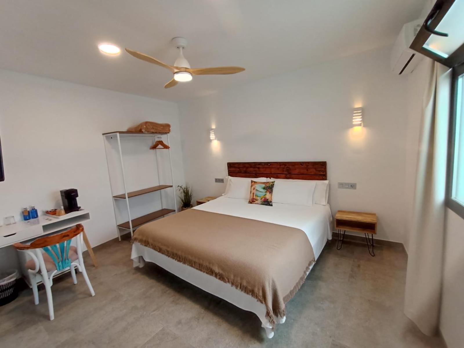Hostal Aires Del Mar Карбонерас Екстериор снимка